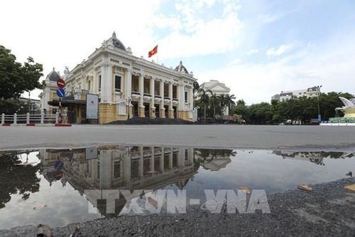 Hà Nội vắng vẻ, không còn cảnh ùn tắc trong ngày đầu tuần