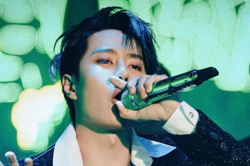 Chuyện giờ mới kể: Vương Nhất Bác 'dính như sam' với UNIQ ở hậu trường concert của công ty