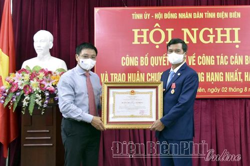 Đồng chí Lò Văn Muôn được tặng Huân chương Lao động hạng Nhất
