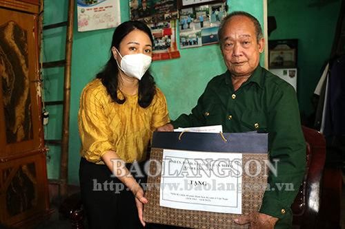 Tặng quà gia đình nạn nhân chất độc da cam tại Lộc Bình, Đình LậpTin khácPhát huy vai trò công tác tuyên giáo, tạo đồng thuận xã hôịSáng mãi truyền thống 'uống nước nhớ nguồn'