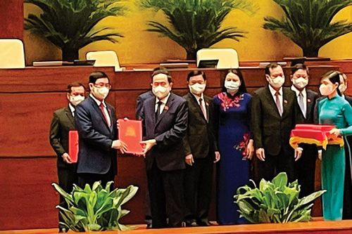 Phó Bí thư Thường trực Tỉnh ủy, Trưởng đoàn ĐBQH Trần Đình Văn báo cáo cử tri về kết quả kỳ họp thứ nhất, Quốc hội khóa XV