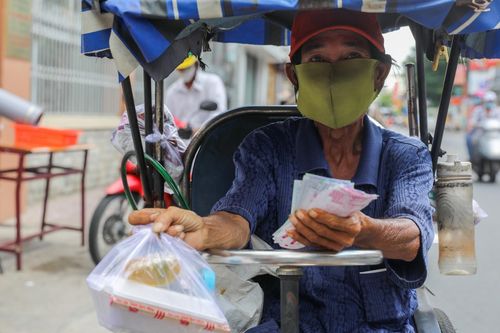 Xúc động nhóm từ thiện phát gần 25.000 suất cơm cho người nghèo ở TP.HCM