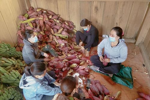 Đồng bào vùng sạt lở Trà Leng gửi hàng tấn nông sản sẻ chia vùng tâm dịch TP.HCM