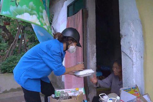 Bữa cơm nghĩa tình trong thời gian giãn cách xã hội ở Hà Nội