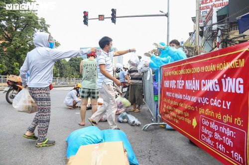 Dân Hà Nội ùn ùn tiếp tế cho người thân trong khu vực phong tỏa