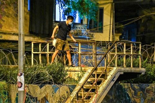 Hà Nội: Phạt 4 triệu đồng 2 người trèo rào thép gai trốn khỏi khu phong tỏa