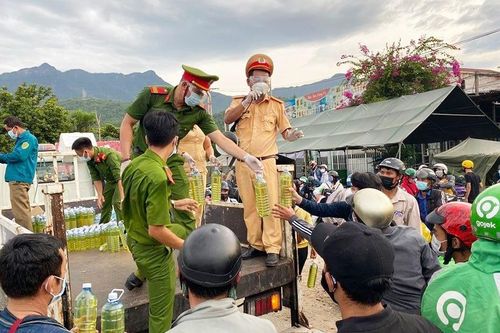 Nối lại trung chuyển hầm Hải Vân, dòng người chạy xe máy về quê được thông đường