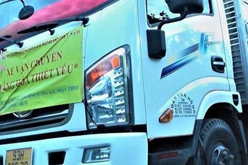 Tài xế ngang nhiên chở người trái phép trên xe 'luồng xanh'