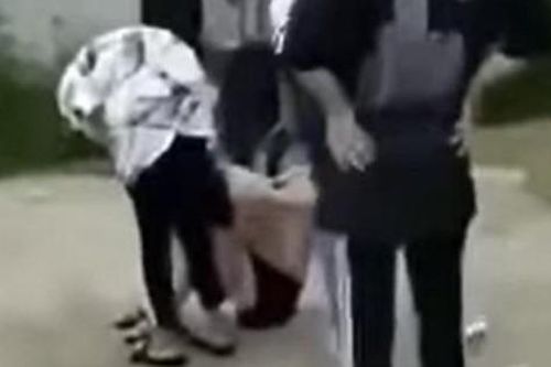 Nhóm nữ sinh THCS ở Bắc Giang đánh nhau rồi quay clip đăng lên mạng vì 'yêu cùng bạn trai'