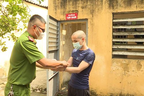 Gã trai manh động dùng dao kề cổ nhân viên cửa hàng sữa cướp tiền