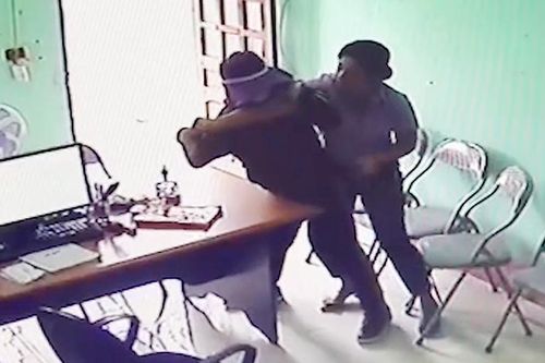 Nhân viên quỹ tín dụng bất ngờ bị đối tượng nữ dùng dao khống chế cướp tiền