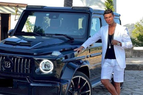 Ronaldo khoe xe được bạn gái tặng