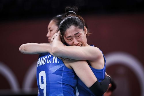 Tuyển thủ bóng chuyền Trung Quốc khóc sau trận đấu chia tay Olympic