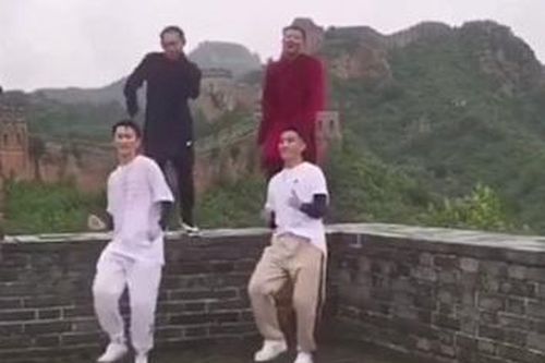 Diễn viên TQ bị chỉ trích vì nhảy trên bờ tường Vạn Lý Trường Thành