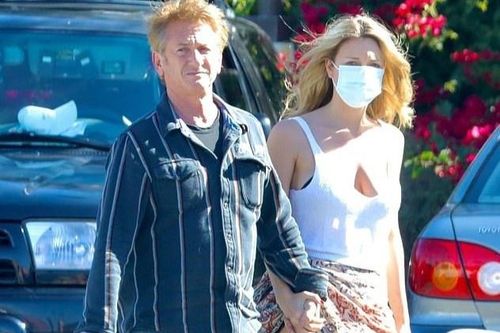 Sean Penn và vợ sau lễ cưới trực tuyến