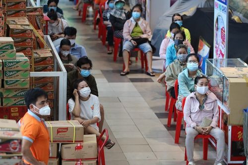 Vì sao người dân TP.HCM gặp khó khi mua hàng theo phiếu?