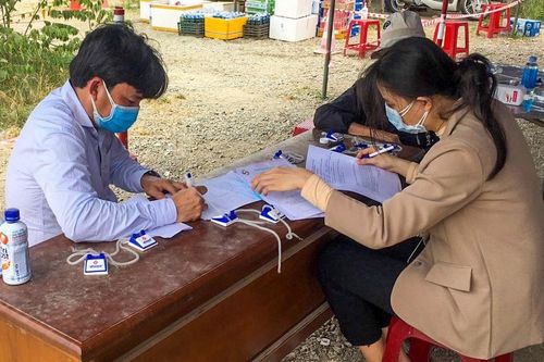 Nhiều người mất 3 ngày chạy xe máy từ TP.HCM về miền Trung