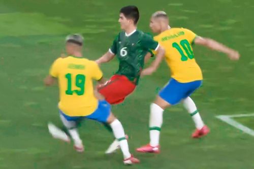 Pha bóng gây xô xát giữa Olympic Brazil và Mexico