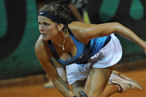 Quần bảo hộ ren và trang phục tennis nữ bị chê thiếu vải