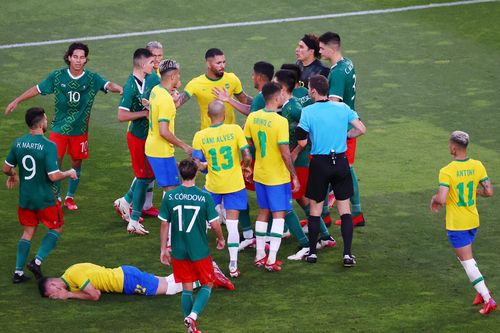 Cầu thủ Brazil và Mexico xô xát ở trận bán kết Olympic
