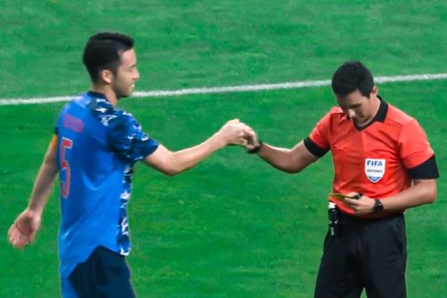 Olympic Nhật Bản thoát hiểm nhờ VAR