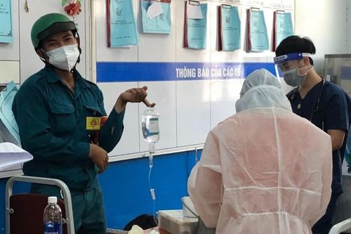 Chàng trai vô tình thành giá treo chai nước biển ở điểm tiêm vaccine