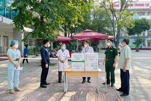 Lãnh đạo quận Đống Đa thăm, động viên lực lượng làm nhiệm vụ tại 11 điểm tiêm vaccine
