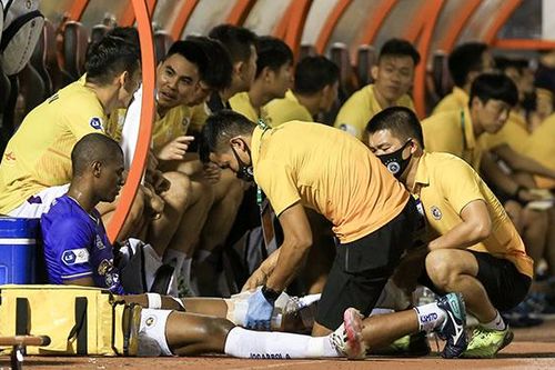 Ngoại binh CLB Hà Nội về nước chờ ngày V League trở lại