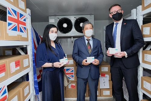 Chính phủ Anh trao tặng 415.000 liều vaccine phòng Covid-19 cho Việt Nam