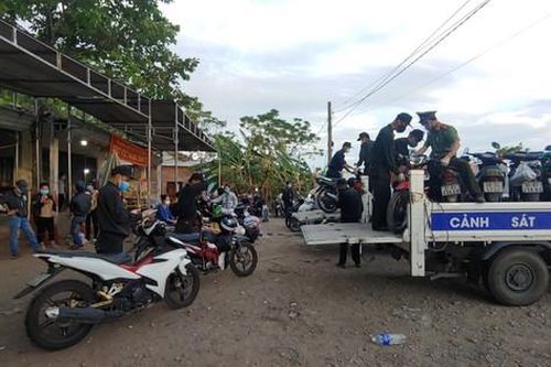Công an Quảng Trị bảo quản hàng ngàn xe máy để lại chốt y tế