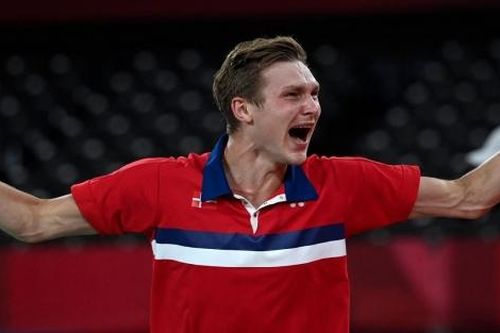 Olympic Tokyo 2021: Viktor Axelsen đánh bại Chen Long, chấm dứt chuỗi thống trị của các tay vợt châu Á