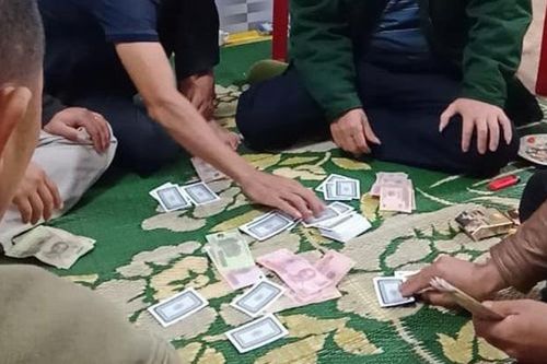 Hà Nội: Xử phạt hơn 100 triệu đồng 6 đối tượng tụ tập đánh bạc giữa mùa dịch