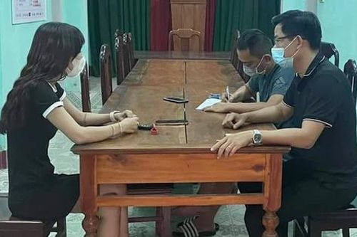 Bức xúc cảnh cô gái tuổi 25 lên cầu cởi nội y quay clip