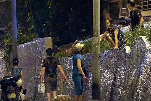 Nhiều người vượt rào thép gai trốn khỏi khu phong tỏa ở Hà Nội