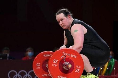 Cử tạ Olympic 2020: Nữ đô cử chuyển giới gây bất ngờ khi không thể nâng tạ