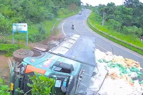 Xe tải chở đầy gạo mất lái, tông đổ lan can rồi lật nghiêng trên Quốc lộ 14