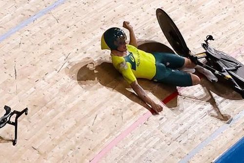 Tai nạn 'khó đỡ' tại Olympic Tokyo: Gãy tay lái khi đang đua xe