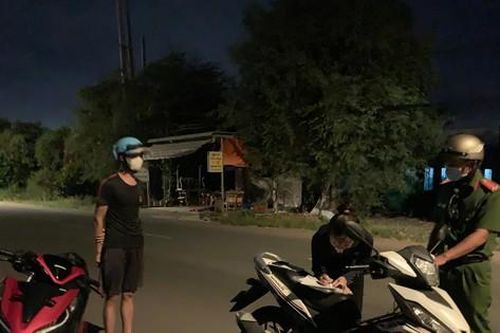 Công an dùng xe chuyên dụng, đưa bệnh nhân đột quỵ đi cấp cứu