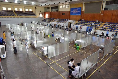 Bên trong 'bệnh viện dã chiến' tiêm vắc xin đầu tiên tại Hà Nội
