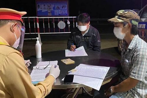 Lợi dụng xe chở hàng hóa để chở người 'né' chốt kiểm dịch