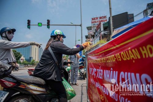 Cảnh tiếp tế lương thực ở phường hơn 20 nghìn dân bị cách ly ở Hà Nội