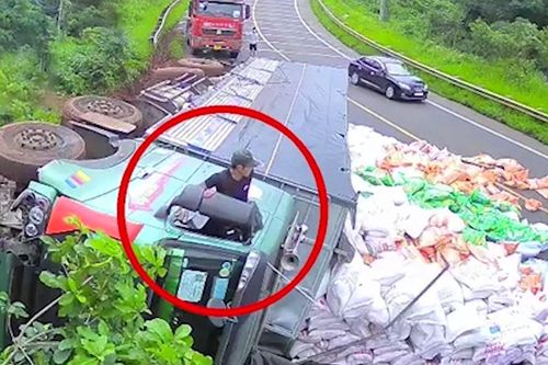 Khoảnh khắc xe tải tông bay dải taluy, lật nghiêng khi đổ dốc