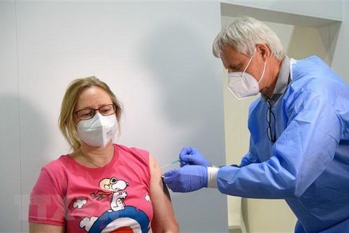 Đức kêu gọi tiêm chủng cho nhóm 12-17 tuổi, nhắc lại cho nhóm nguy cơ
