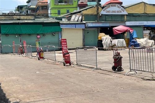 Phát hiện ca dương tính với SARS-CoV-2, Hà Nội phong tỏa chợ Long Biên
