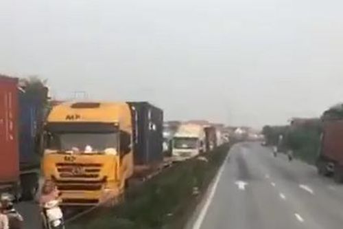 Xe vận tải hàng hóa ùn tắc 4,6 km qua chốt kiểm dịch Dụ Nghĩa, Quốc lộ 5