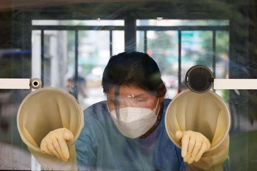 Hàn Quốc điều 'xe buýt hồi phục' cho nhân viên xét nghiệm COVID-19 trong nắng nóng
