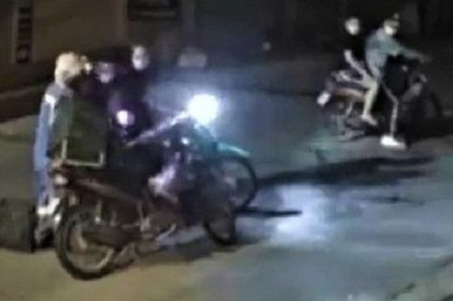 Clip nữ công nhân môi trường bị 4 kẻ cướp xe máy trong đêm