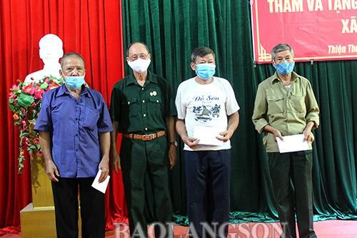 Tặng quà nạn nhân chất độc da cam tại Văn Quan, Bình Gia, Bắc SơnTin khácPhát huy vai trò công tác tuyên giáo, tạo đồng thuận xã hôịSáng mãi truyền thống 'uống nước nhớ nguồn'