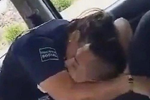 'Thân mật' trong xe công vụ, cặp đôi cảnh sát bị sa thải