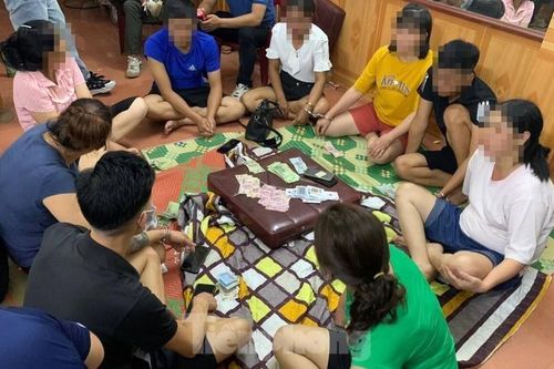 Cao Bằng: Tạm giữ nhiều cán bộ, công chức xã tụ tập đánh bạc giữa mùa dịch